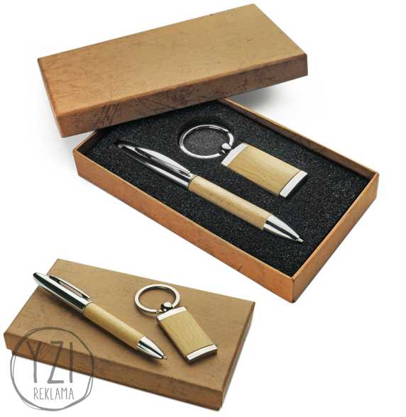 RINKINYS FRED. Rinkinuką sudaro rašiklis su medienos intarpu ir raktų pakabukas  su medžio aplikacija, dėžutė (traukta eko oda).