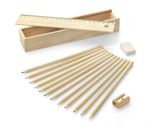 Ekologiškas spalvotų pieštukų su dėžute rinkinys KRASI. inkinuką sudaro 12 spalvotų pieštukų medinėje dėžutėje kartu su trintuku ir drožtuku bei liniuote.